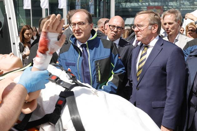 Bundesinnenminister Alexander Dobrindt, Bundesminister Boris Pistorius, Deutschland, Berlin,Bundesinnenminister Alexander Dobrindt stellt Pakt für den Bevölkerungsschutz vor und übergibt 13 Einsatzfahrzeuge für den Zivilschutz