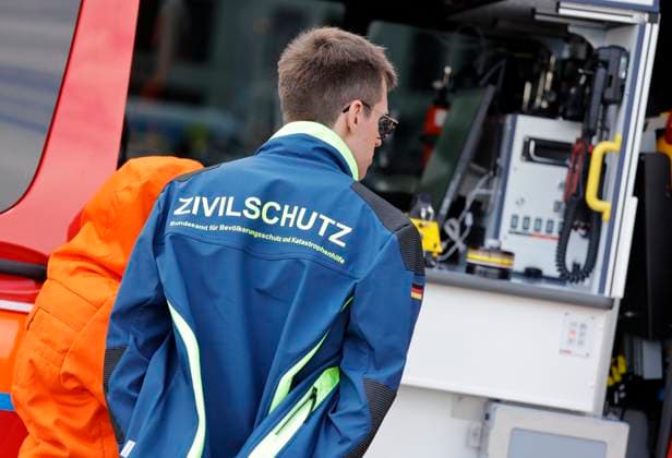 Deutschland, Berlin,Bundesinnenminister Alexander Dobrindt stellt Pakt für den Bevölkerungsschutz vor und übergibt 13 Einsatzfahrzeuge für den Zivilschutz