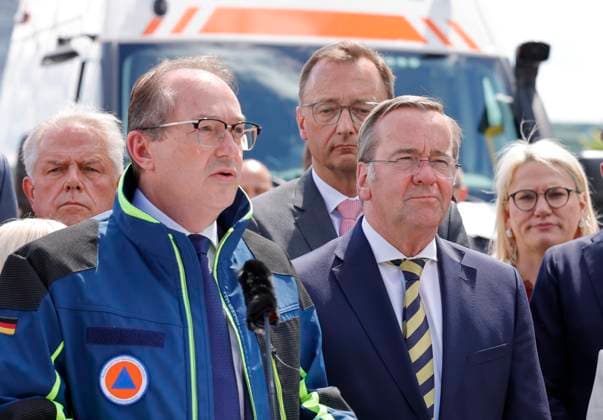 Bundesinnenminister Alexander Dobrindt, Bundesminister Boris Pistorius, Deutschland, Berlin,Bundesinnenminister Alexander Dobrindt stellt Pakt für den Bevölkerungsschutz vor und übergibt 13 Einsatzfahrzeuge für den Zivilschutz