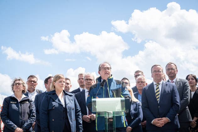 Bundesinnenminister Alexander Dobrindt (in Jacke des Zivilschutzes) und Verteidigungsminister Boris Pistorius vor dem Berliner Hauptbahnhof;Vorstellung Pakt für den Bevölkerungsschutz durch Bundesinnenminister und Verteidigungsminister mit Übergabe von 13 Einsatzfahrzeugen an den Zivilschutz, Berlin Berlin Deutschland Hauptbahnhof, Washingtonplatz