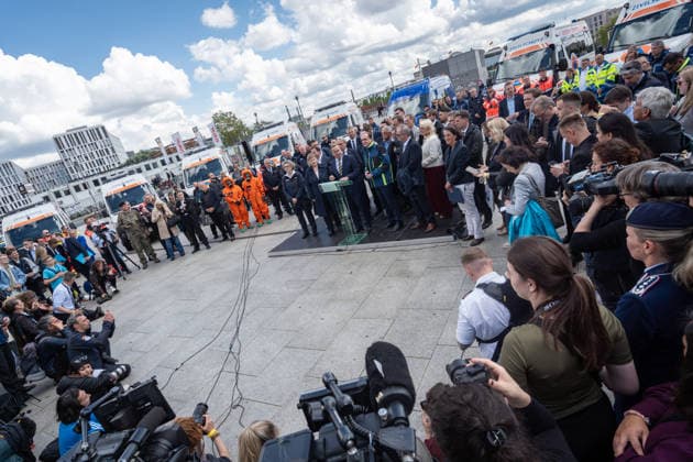 Bundesinnenminister Alexander Dobrindt (in Jacke des Zivilschutzes) und Verteidigungsminister Boris Pistorius vor dem Berliner Hauptbahnhof;Vorstellung Pakt für den Bevölkerungsschutz durch Bundesinnenminister und Verteidigungsminister mit Übergabe von 13 Einsatzfahrzeugen an den Zivilschutz, Berlin Berlin Deutschland Hauptbahnhof, Washingtonplatz