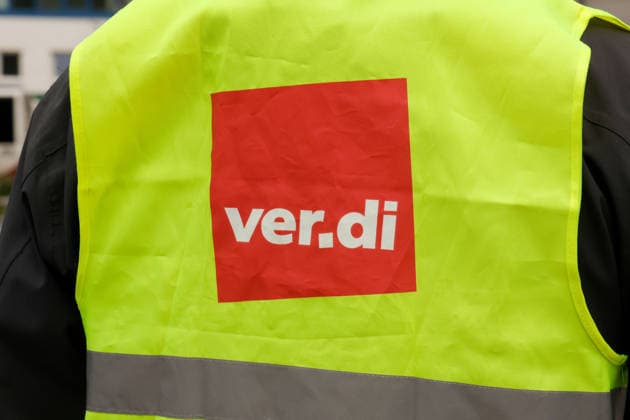 Warnstreik_ Telekom 20.05.2026, Chemnitz, Warnstreik, Telekom Etwa 250 Mitarbeiter der Telekom versammelten sich am Mittwochvormittag zu einem Warnstreik. das Thema lautete: Tarifrunde Telekom- Gerechtigkeit statt Dividende . Gefordert werden u.a. eine Entgeltsteigerung von 6,6 Prozent bei einer Laufzeit von 12 Monaten und die Einführung eines ver.- di- Mitgliederbonus von 660 Euro im Jahr. Nach einer Auftaktkundgebung an der Universitätsbibliothek Straße der Nationen gibt es einen Marsch durch die Innenstadt bis zum Gewerkschaftshaus an der Augustusburger Straße, wo noch eine Schlusskundgebung stattfindet. Chemnitz Sachsen Deutschland