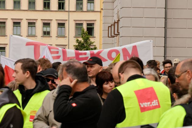 Warnstreik_ Telekom 20.05.2026, Chemnitz, Warnstreik, Telekom Etwa 250 Mitarbeiter der Telekom versammelten sich am Mittwochvormittag zu einem Warnstreik. das Thema lautete: Tarifrunde Telekom- Gerechtigkeit statt Dividende . Gefordert werden u.a. eine Entgeltsteigerung von 6,6 Prozent bei einer Laufzeit von 12 Monaten und die Einführung eines ver.- di- Mitgliederbonus von 660 Euro im Jahr. Nach einer Auftaktkundgebung an der Universitätsbibliothek Straße der Nationen gibt es einen Marsch durch die Innenstadt bis zum Gewerkschaftshaus an der Augustusburger Straße, wo noch eine Schlusskundgebung stattfindet. Chemnitz Sachsen Deutschland