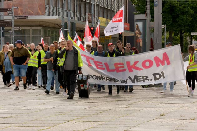 Warnstreik_ Telekom 20.05.2026, Chemnitz, Warnstreik, Telekom Etwa 250 Mitarbeiter der Telekom versammelten sich am Mittwochvormittag zu einem Warnstreik. das Thema lautete: Tarifrunde Telekom- Gerechtigkeit statt Dividende . Gefordert werden u.a. eine Entgeltsteigerung von 6,6 Prozent bei einer Laufzeit von 12 Monaten und die Einführung eines ver.- di- Mitgliederbonus von 660 Euro im Jahr. Nach einer Auftaktkundgebung an der Universitätsbibliothek Straße der Nationen gibt es einen Marsch durch die Innenstadt bis zum Gewerkschaftshaus an der Augustusburger Straße, wo noch eine Schlusskundgebung stattfindet. Chemnitz Sachsen Deutschland