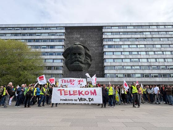 Warnstreik_ Telekom 20.05.2026, Chemnitz, Warnstreik, Telekom Etwa 250 Mitarbeiter der Telekom versammelten sich am Mittwochvormittag zu einem Warnstreik. das Thema lautete: Tarifrunde Telekom- Gerechtigkeit statt Dividende . Gefordert werden u.a. eine Entgeltsteigerung von 6,6 Prozent bei einer Laufzeit von 12 Monaten und die Einführung eines ver.- di- Mitgliederbonus von 660 Euro im Jahr. Nach einer Auftaktkundgebung an der Universitätsbibliothek Straße der Nationen gibt es einen Marsch durch die Innenstadt bis zum Gewerkschaftshaus an der Augustusburger Straße, wo noch eine Schlusskundgebung stattfindet. Chemnitz Sachsen Deutschland