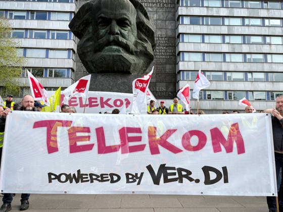 Warnstreik_ Telekom 20.05.2026, Chemnitz, Warnstreik, Telekom Etwa 250 Mitarbeiter der Telekom versammelten sich am Mittwochvormittag zu einem Warnstreik. das Thema lautete: Tarifrunde Telekom- Gerechtigkeit statt Dividende . Gefordert werden u.a. eine Entgeltsteigerung von 6,6 Prozent bei einer Laufzeit von 12 Monaten und die Einführung eines ver.- di- Mitgliederbonus von 660 Euro im Jahr. Nach einer Auftaktkundgebung an der Universitätsbibliothek Straße der Nationen gibt es einen Marsch durch die Innenstadt bis zum Gewerkschaftshaus an der Augustusburger Straße, wo noch eine Schlusskundgebung stattfindet. Chemnitz Sachsen Deutschland