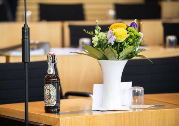 8. THÜRINGER LANDTAG - 43. PLENARSITZUNG ** NUR FÜR REDAKTIONELLE ZWECKE ** EDITORIAL USE ONLY **<p>20 05 2026-Erfurt: Thüringer Landtag 8. Wahlperiode 43. Plenarsitzung im Foto: Zum Geburtstag von Martin Henkel (CDU) steht ein Bier und ein Blumenstrauß auf dessen Platz ( Deutschland Thueringen Erfurt Copyright: SaschaxFromm