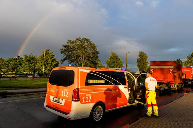 Familie des Ebola-Infizierten US-Arztes kommt heute mit Spezialflugzeug bei Berlin an! - LiveU vor Ort - Feuerwehr und Spezialtechnik zum Intensivtransport (On tape!) 7aIMG: 0558826 xBrandenburg,