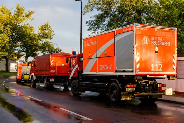 Familie des Ebola-Infizierten US-Arztes kommt heute mit Spezialflugzeug bei Berlin an! - LiveU vor Ort - Feuerwehr und Spezialtechnik zum Intensivtransport (On tape!) 7aIMG: 0558827 xBrandenburg,