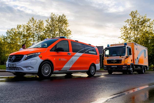 Familie des Ebola-Infizierten US-Arztes kommt heute mit Spezialflugzeug bei Berlin an! - LiveU vor Ort - Feuerwehr und Spezialtechnik zum Intensivtransport (On tape!) 7aIMG: 0558828 xBrandenburg,