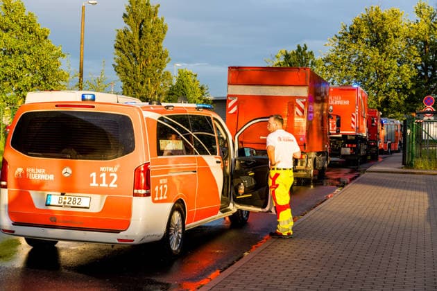 Familie des Ebola-Infizierten US-Arztes kommt heute mit Spezialflugzeug bei Berlin an! - LiveU vor Ort - Feuerwehr und Spezialtechnik zum Intensivtransport (On tape!) 7aIMG: 0558832 xBrandenburg,