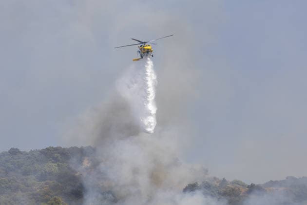 US wildfires, stormsand heatwave place millions under weather alerts CALIFORNIA, UNITED STATES - MAY 20: Ventura County helicopter drops water over the Sandy Fire in Simi Valley, California, United States, on May 20, 2026. Near Southern California, evacuation orders and warnings remained in effect on Tuesday as wildfires raged near Burro Peak and across the Simi Valley region. The Sandy Fire in Simi Valley burned across nearly 1,400 acres since it began Monday morning, with only 5% of the blaze contained as of Tuesday, fire authorities said. The fire forced on Monday more than 10,000 homes in the region to be put under evacuation orders. Firefighters are still battling to contain the wildfire. Myraneli Fabian Anadolu California United Sta Copyright: x2026xAnadoluxMyranelixFabianx