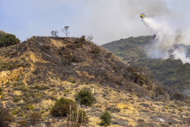 US wildfires, stormsand heatwave place millions under weather alerts CALIFORNIA, UNITED STATES - MAY 20: Ventura County helicopter drops water over the Sandy Fire in Simi Valley, California, United States, on May 20, 2026. Near Southern California, evacuation orders and warnings remained in effect on Tuesday as wildfires raged near Burro Peak and across the Simi Valley region. The Sandy Fire in Simi Valley burned across nearly 1,400 acres since it began Monday morning, with only 5% of the blaze contained as of Tuesday, fire authorities said. The fire forced on Monday more than 10,000 homes in the region to be put under evacuation orders. Firefighters are still battling to contain the wildfire. Myraneli Fabian Anadolu California United Sta Copyright: x2026xAnadoluxMyranelixFabianx