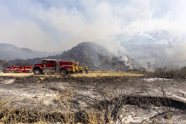 US wildfires, stormsand heatwave place millions under weather alerts CALIFORNIA, UNITED STATES - MAY 20: Firefighters remain on stand by during operations on the Sandy Fire in Simi Valley, California, United States, on May 20, 2026. Near Southern California, evacuation orders and warnings remained in effect on Tuesday as wildfires raged near Burro Peak and across the Simi Valley region. The Sandy Fire in Simi Valley burned across nearly 1,400 acres since it began Monday morning, with only 5% of the blaze contained as of Tuesday, fire authorities said. The fire forced on Monday more than 10,000 homes in the region to be put under evacuation orders. Firefighters are still battling to contain the wildfire. Myraneli Fabian Anadolu California Copyright: x2026xAnadoluxMyranelixFabianx