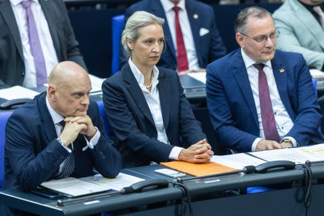 80. Sitzung des Deutschen Bundestages am 21.05.2026 im Plenarsaal des Reichstagsgebäudes in Berlin Enrico Komning ( Parlamentarischer Geschäftsführer Fraktion Alternative für Deutschland AfD ), links - Alice Weidel ( Fraktionsvorsitzende Alternative für Deutschland AfD ), mitte - Tino Chrupalla ( Fraktionsvorsitzender Alternative für Deutschland AfD ), rechts