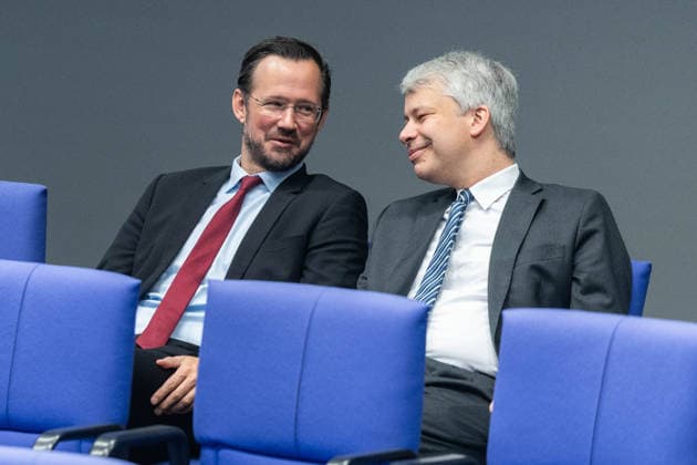 80. Sitzung des Deutschen Bundestages am 21.05.2026 im Plenarsaal des Reichstagsgebäudes in Berlin Dirk Wiese ( Parlamentarischer Geschäftsführer Sozialdemokratische Partei Deutschlands SPD ), links - Steffen Bilger ( Erster Parlamentarischer Geschäftsführer CDU CSU Fraktion ), rechts