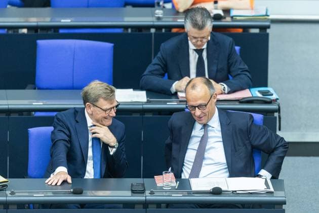 80. Sitzung des Deutschen Bundestages am 21.05.2026 im Plenarsaal des Reichstagsgebäudes in Berlin Johann Wadephul ( Außenminister Bundesminister des Auswärtigen ), links - Friedrich Merz ( Bundeskanzler ), rechts - Thorsten Frei ( Bundesminister für besondere Aufgaben Kanzleramtsminister ), hinten