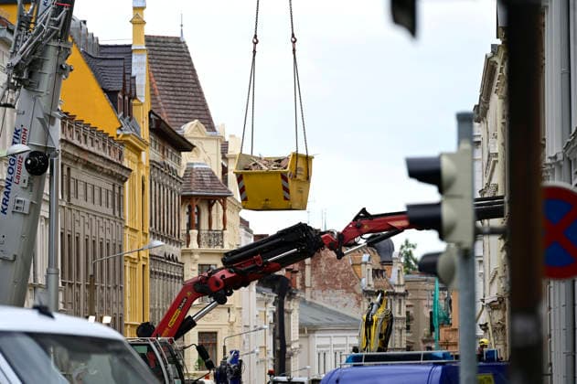 Einsatzkräfte des Technischen Hilfswerk (THW) arbeiten auf dem eingestürzten Wohnhaus in der James-von-Moltke-Strasse in Görlitz. Hier kam es am frühen Abend des 18.5.2026 zu einem Einsturz eines bewohnten Hauses. Aufnahme vom 20.05.2026. Görlitz, 20.05.2026