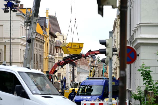 Einsatzkräfte des Technischen Hilfswerk (THW) arbeiten auf dem eingestürzten Wohnhaus in der James-von-Moltke-Strasse in Görlitz. Hier kam es am frühen Abend des 18.5.2026 zu einem Einsturz eines bewohnten Hauses. Aufnahme vom 20.05.2026. Görlitz, 20.05.2026