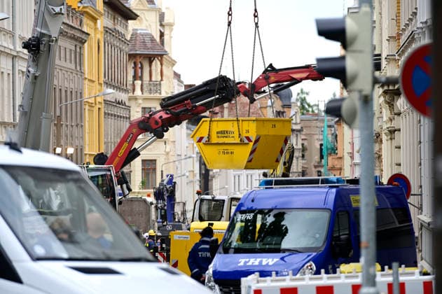 Einsatzkräfte des Technischen Hilfswerk (THW) arbeiten auf dem eingestürzten Wohnhaus in der James-von-Moltke-Strasse in Görlitz. Hier kam es am frühen Abend des 18.5.2026 zu einem Einsturz eines bewohnten Hauses. Aufnahme vom 20.05.2026. Görlitz, 20.05.2026