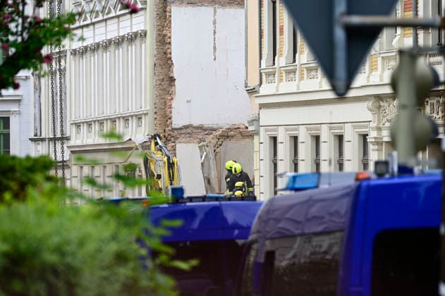 Einsatzkräfte des Technischen Hilfswerk (THW) arbeiten auf dem eingestürzten Wohnhaus in der James-von-Moltke-Strasse in Görlitz. Hier kam es am frühen Abend des 18.5.2026 zu einem Einsturz eines bewohnten Hauses. Aufnahme vom 20.05.2026. Görlitz, 20.05.2026