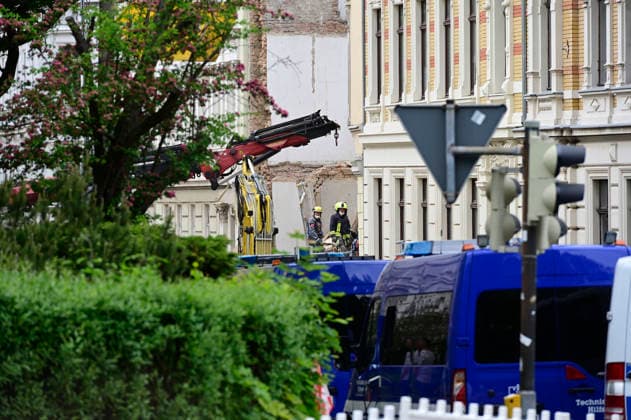 Einsatzkräfte des Technischen Hilfswerk (THW) arbeiten auf dem eingestürzten Wohnhaus in der James-von-Moltke-Strasse in Görlitz. Hier kam es am frühen Abend des 18.5.2026 zu einem Einsturz eines bewohnten Hauses. Aufnahme vom 20.05.2026. Görlitz, 20.05.2026