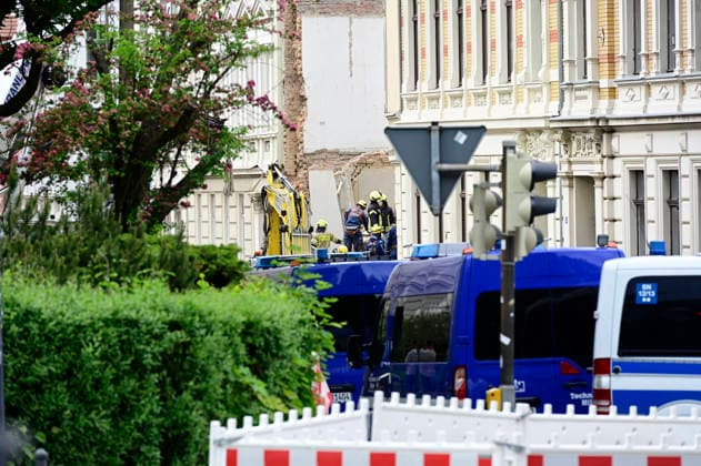 Einsatzkräfte des Technischen Hilfswerk (THW) arbeiten auf dem eingestürzten Wohnhaus in der James-von-Moltke-Strasse in Görlitz. Hier kam es am frühen Abend des 18.5.2026 zu einem Einsturz eines bewohnten Hauses. Aufnahme vom 20.05.2026. Görlitz, 20.05.2026