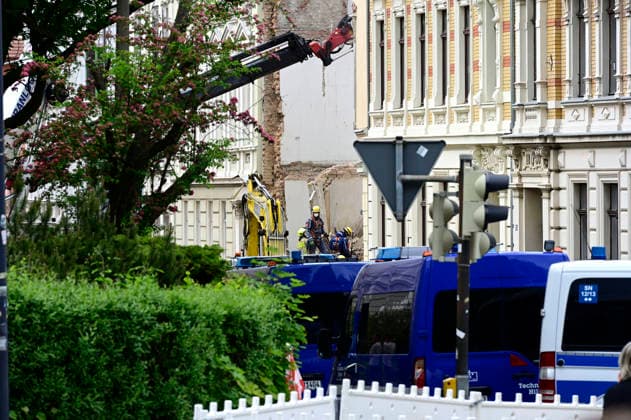 Einsatzkräfte des Technischen Hilfswerk (THW) arbeiten auf dem eingestürzten Wohnhaus in der James-von-Moltke-Strasse in Görlitz. Hier kam es am frühen Abend des 18.5.2026 zu einem Einsturz eines bewohnten Hauses. Aufnahme vom 20.05.2026. Görlitz, 20.05.2026
