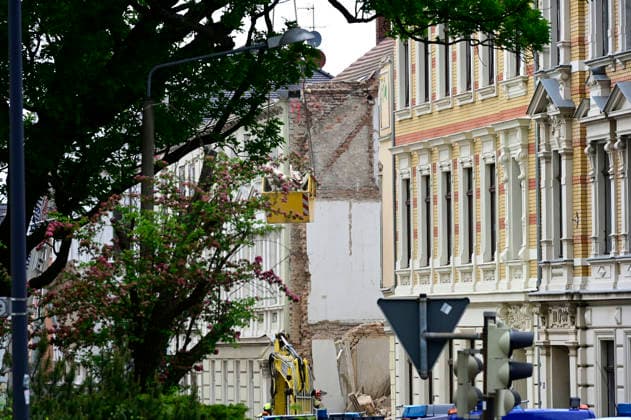 Einsatzkräfte des Technischen Hilfswerk (THW) arbeiten auf dem eingestürzten Wohnhaus in der James-von-Moltke-Strasse in Görlitz. Hier kam es am frühen Abend des 18.5.2026 zu einem Einsturz eines bewohnten Hauses. Aufnahme vom 20.05.2026. Görlitz, 20.05.2026