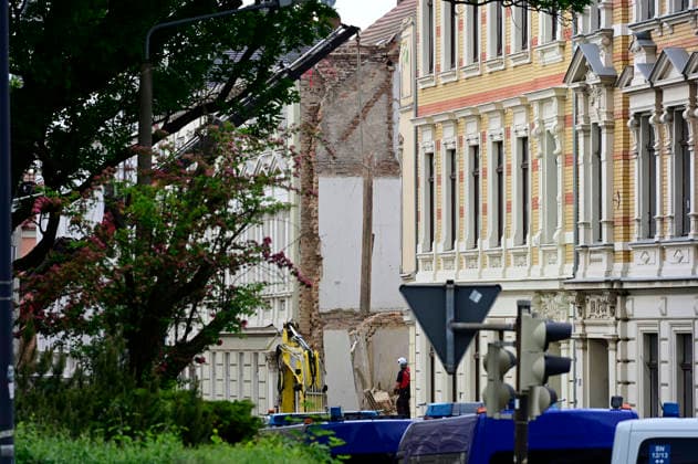 Einsatzkräfte des Technischen Hilfswerk (THW) arbeiten auf dem eingestürzten Wohnhaus in der James-von-Moltke-Strasse in Görlitz. Hier kam es am frühen Abend des 18.5.2026 zu einem Einsturz eines bewohnten Hauses. Aufnahme vom 20.05.2026. Görlitz, 20.05.2026
