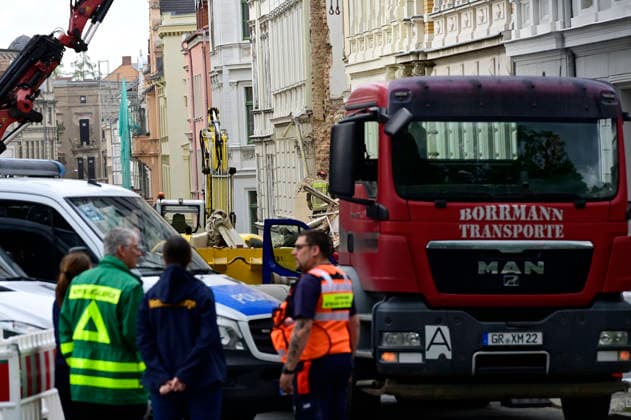 Einsatzkräfte des Technischen Hilfswerk (THW) arbeiten auf dem eingestürzten Wohnhaus in der James-von-Moltke-Strasse in Görlitz. Hier kam es am frühen Abend des 18.5.2026 zu einem Einsturz eines bewohnten Hauses. Aufnahme vom 20.05.2026. Görlitz, 20.05.2026