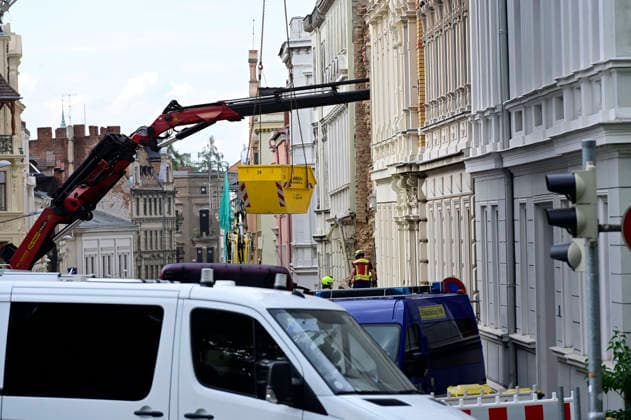 Einsatzkräfte des Technischen Hilfswerk (THW) arbeiten auf dem eingestürzten Wohnhaus in der James-von-Moltke-Strasse in Görlitz. Hier kam es am frühen Abend des 18.5.2026 zu einem Einsturz eines bewohnten Hauses. Aufnahme vom 20.05.2026. Görlitz, 20.05.2026