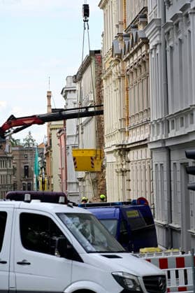Einsatzkräfte des Technischen Hilfswerk (THW) arbeiten auf dem eingestürzten Wohnhaus in der James-von-Moltke-Strasse in Görlitz. Hier kam es am frühen Abend des 18.5.2026 zu einem Einsturz eines bewohnten Hauses. Aufnahme vom 20.05.2026. Görlitz, 20.05.2026
