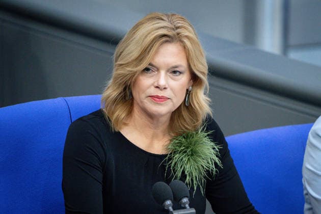 News Bilder des Tages Deutscher Bundestag, 80. Plenarsitzung Julia Kloeckner die Praesidentin des Deutschen Bundestag, Bundestagspraesidentin im Portrait mit gruener Plueschbrosche auf dem Vorsitz bei der 80. Sitzung des Deutschen Bundestag in Berlin, 21.05.2026 Berlin Berlin Deutschland