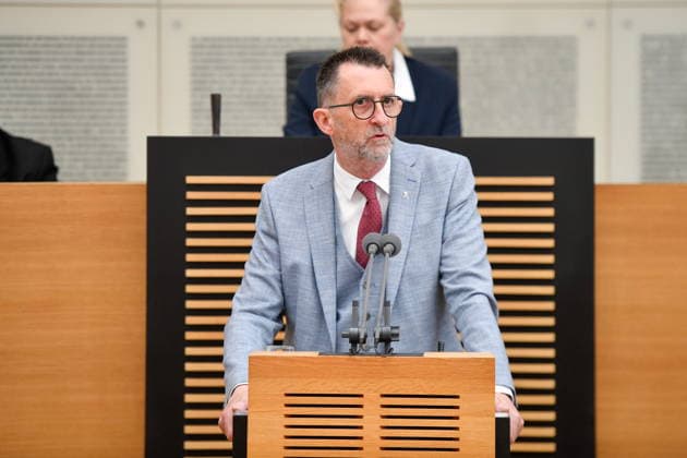 Es fand die Plenarsitzung im Saarbrücker Landtag am Mittwoch (20.05.2026) statt. Im Bild: Reinhold Jost, Minister für Inneres, Bauen und Sport.