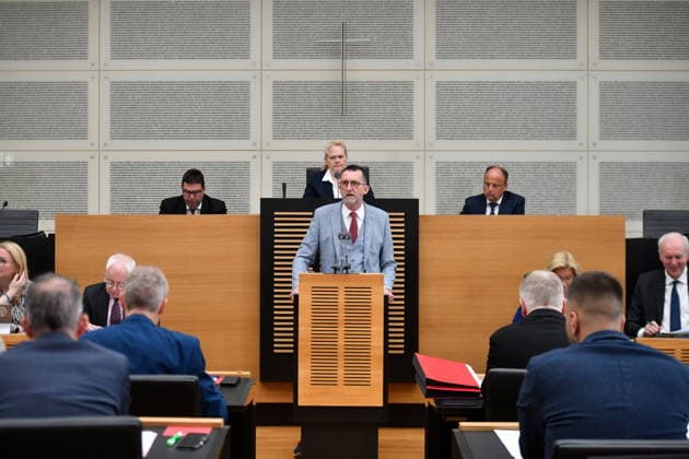 Es fand die Plenarsitzung im Saarbrücker Landtag am Mittwoch (20.05.2026) statt. Im Bild: Reinhold Jost, Minister für Inneres, Bauen und Sport.