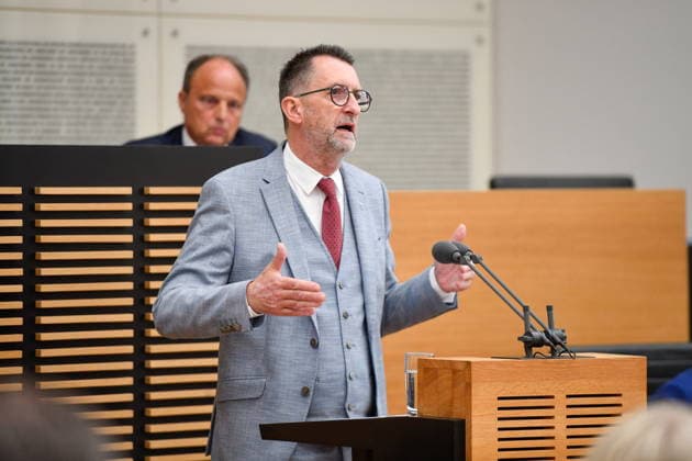 Es fand die Plenarsitzung im Saarbrücker Landtag am Mittwoch (20.05.2026) statt. Im Bild: Reinhold Jost, Minister für Inneres, Bauen und Sport.