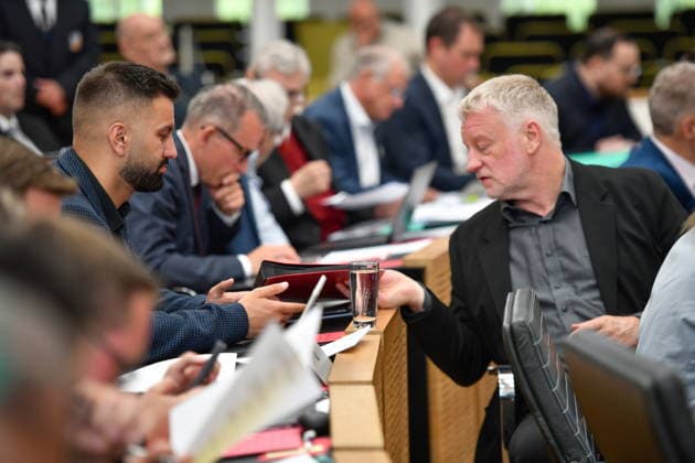 Es fand die Plenarsitzung im Saarbrücker Landtag am Mittwoch (20.05.2026) statt. Im Bild: Damhat Sisamci, MdL (SPD) und Ulrich Commercon, MdL (SPD)