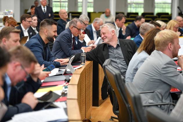Es fand die Plenarsitzung im Saarbrücker Landtag am Mittwoch (20.05.2026) statt. Im Bild: Damhat Sisamci, MdL (SPD) und Ulrich Commercon, MdL (SPD)