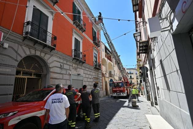 Foto IPP Felice De Martino Bacoli - Napoli - 21 05 2026 Scossa di terremoto nella zona dei Campi Flegrei nella foto i vigili del fuoco controllano i danni ad un edificio in via Ercole - Italy Photo Press - World Copyrigh -