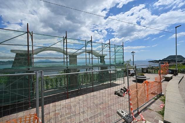 Foto IPP Felice De Martino Bacoli - Napoli - 21 05 2026 Scossa di terremoto nella zona dei Campi Flegrei nella foto una impalcatura per la messa in sicurezza dopo il crollo parziale dell Arco Belvedere di Baia ( intitolato a Maurizio Valenzi) - Italy Photo Press - World Copyrigh -