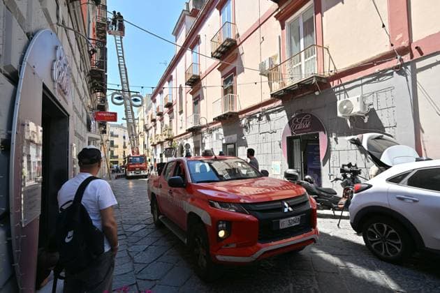 Foto IPP Felice De Martino Bacoli - Napoli - 21 05 2026 Scossa di terremoto nella zona dei Campi Flegrei nella foto i vigili del fuoco controllano i danni ad un edificio in via Ercole - Italy Photo Press - World Copyrigh -