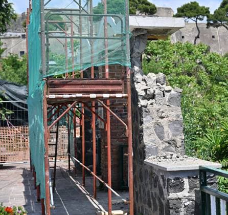 Foto IPP Felice De Martino Bacoli - Napoli - 21 05 2026 Scossa di terremoto nella zona dei Campi Flegrei nella foto una impalcatura per la messa in sicurezza dopo il crollo parziale dell Arco Belvedere di Baia ( intitolato a Maurizio Valenzi) - Italy Photo Press - World Copyrigh -