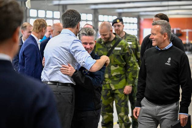 REVINGE, SWEDEN 20260521 NATO Secretary General Mark Rutte hugs Defense Minister Pal Jonson M during a visit to the Civil Defense Agency in Revinge in connection with the NATO meeting in Helsingborg REVINGE SWEDEN x50090x  Copyright: xJohanxNilsson TTx NATOS UTRIKESMINISTERMÖTE REVINGE rWMlzPQnhhs