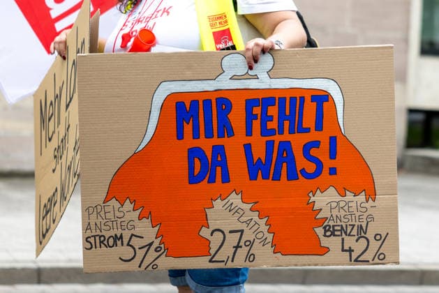 News Bilder des Tages Bayernweiter ver.di-Handelsstreik startet mit Kundgebung und Demonstration, Nürnberg, 21.05.2026 Streikende im bayerischen Handel halten selbstgebastelte Protestschilder mit den Aufschriften Mir fehlt da was! und Hinweisen auf Preissteigerungen bei Strom (51%), Inflation (2,7%) und Benzin (42%). ver.di hatte Beschäftigte aus über 130 Betrieben zum Ausstand aufgerufen. Nürnberg Kornmarkt Bayern Deutschland