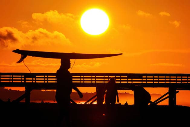 May 21, 2026, Isle Of Palms, Sc, United States: A surfer silhouetted by the sunrise over the Atlantic Ocean carries his board to the water on Front Beach, May 21, 2026 in Isle of Palms, South Carolina. Isle Of Palms United States  - ZUMAe02_ 20260521_zaf_e02_002 Copyright: xRichardxEllisx