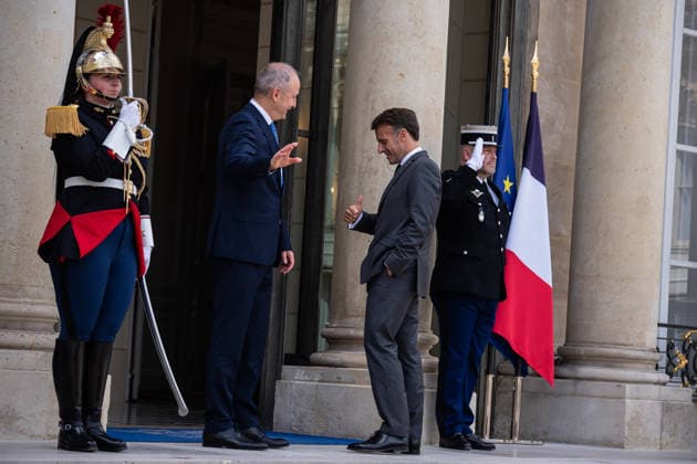 Meeting between France s President and Ireland s Prime Minister Aurelien Morissard MAXPPP MAXPPP Paris 21 05 2026 France s President Emmanuel Macron R welcomes Ireland s Prime Minister Micheal Martin ahead of their meeting at the Elysee Presidential Palace, in Paris on May 21, 2026 Aurelien Morissard MAXPPP Paris France  Copyright: xMAXPPPxAurelienxMorissard MAXPPPx MOR202605219582 MOR202605219582