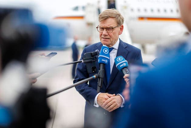 News Bilder des Tages Johann Wadephul (CDU), Bundesaussenminister, reist zum NATO-Aussenministertreffen nach Helsingborg. Hier bei ein Pressestatement kurz vor dem Abflug auf dem Flughafen BER. Berlin, 21.05.2026. Fotografiert im Auftrag des Auswaertigen Amtes Berlin Deutschland Copyright: xThomasxImo AAx