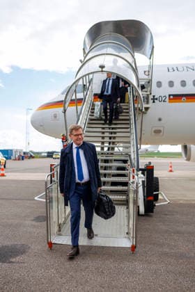 Johann Wadephul (CDU), Bundesaussenminister, reist zum NATO-Aussenministertreffen nach Helsingborg. Hier bei der Ankunft auf dem Flughafen von Aengelholm, 21.05.2026. Fotografiert im Auftrag des Auswaertigen Amtes Aengelholm Schweden Copyright: xThomasxImo AAx