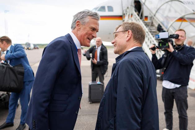 Johann Wadephul (CDU), Bundesaussenminister, reist zum NATO-Aussenministertreffen nach Helsingborg. Hier bei der Begruessung durch den Staendigen Vertreter der Bundesrepublik Deutschland bei der NATO, Dr. Detlef Waechter. Aengelholm, 21.05.2026. Fotografiert im Auftrag des Auswaertigen Amtes Aengelholm Schweden Copyright: xThomasxImo AAx